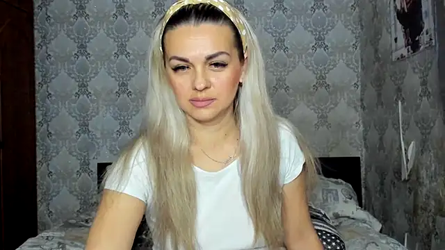 NicoletMoore online show from 12/19/24, 08:44