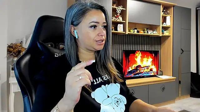 Snapshot of Claire95_ chatting on 10/22/25, 04:24 Claire95 online show from 10/22/25, 04:24