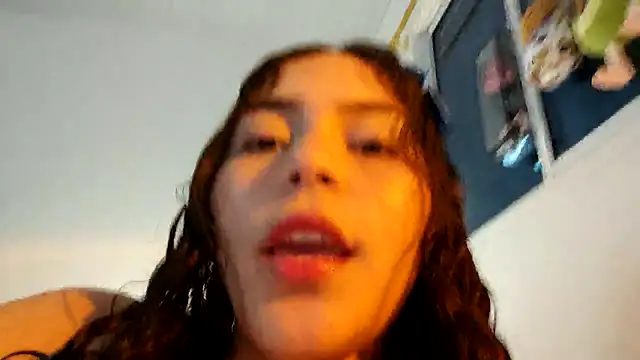 Snapshot of MollyG18 chatting on 11/04/25, 03:38 MollyG18 online show from 11/04/25, 03:38