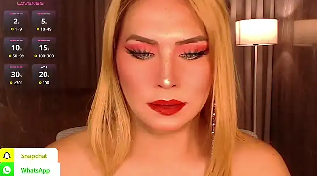 Snapshot of QUEEN_GIAMOORE69 chatting on 01/31/25, 10:21 QUEEN GIAMOORE69 online show from 01/31/25, 10:21