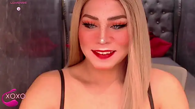 Snapshot of QUEEN_GIAMOORE69 chatting on 09/26/25, 09:52 QUEEN GIAMOORE69 online show from 09/26/25, 09:52