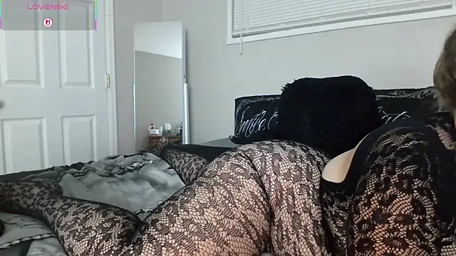 julimonroe online show from 11/01/25, 02:13