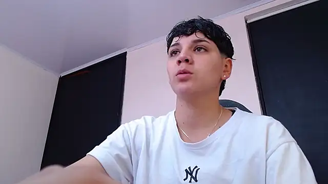 Snapshot of bad_giirl_ chatting on 12/13/24, 04:38 bad giirl online show from 12/13/24, 04:38