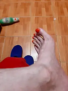 Snapshot of feet_toes chatting on 10/14/25, 08:20 feet toes online show from 10/14/25, 08:20