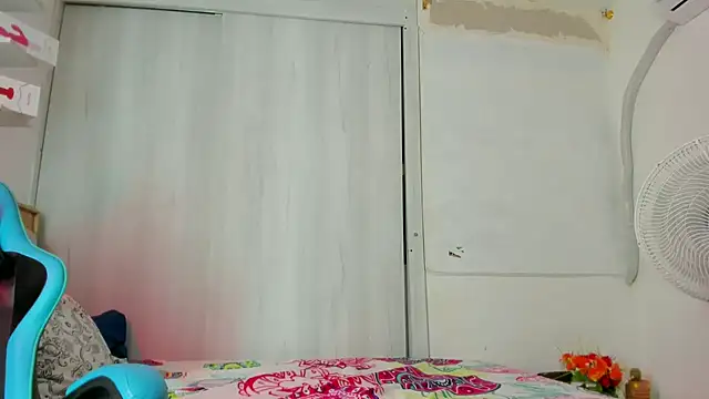 Snapshot of Lunastar02 chatting on 10/12/25, 04:28 Lunastar02 online show from 10/12/25, 04:28