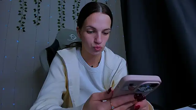 Snapshot of KarlaSim chatting on 10/17/25, 02:41 KarlaSim online show from 10/17/25, 02:41