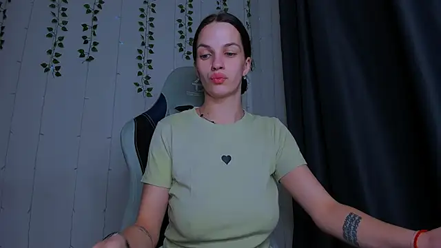 Snapshot of KarlaSim chatting on 10/22/25, 11:48 KarlaSim online show from 10/22/25, 11:48