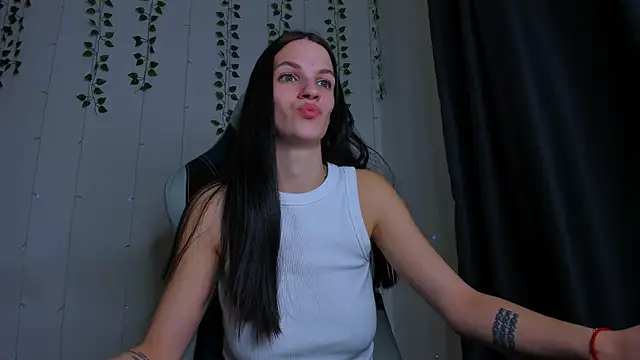 Snapshot of KarlaSim chatting on 10/31/25, 08:43 KarlaSim online show from 10/31/25, 08:43