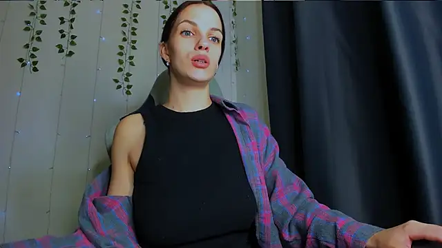 Snapshot of KarlaSim chatting on 11/11/25, 07:25 KarlaSim online show from 11/11/25, 07:25