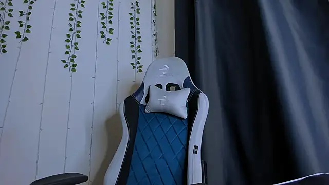 Snapshot of KarlaSim chatting on 11/21/25, 08:51 KarlaSim online show from 11/21/25, 08:51