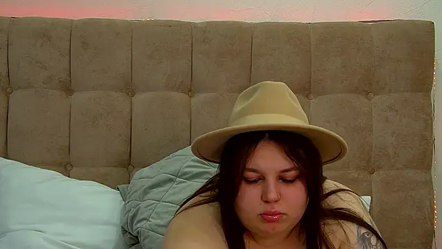 Snapshot of LillianKim chatting on 03/07/25, 10:21 LillianKim online show from 03/07/25, 10:21