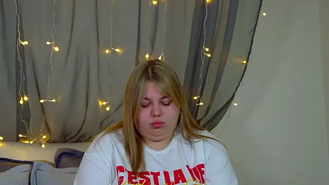 Snapshot of LillianKim chatting on 11/16/25, 06:30 LillianKim online show from 11/16/25, 06:30