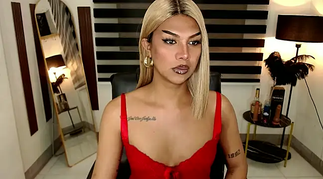 Snapshot of SarahAmber chatting on 01/12/25, 12:33 SarahAmber online show from 01/12/25, 12:33