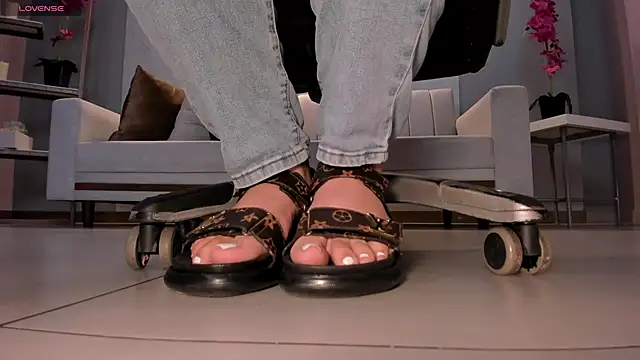 Snapshot of MartinnaBonnet chatting on 02/28/25, 10:41 MartinnaBonnet online show from 02/28/25, 10:41