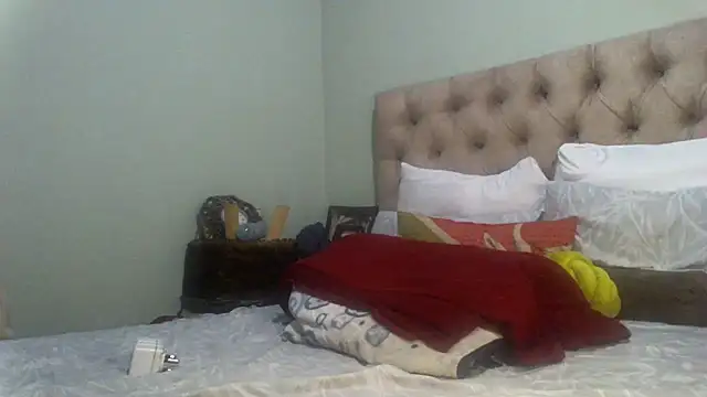 Snapshot of caramelqueen11 chatting on 12/02/24, 08:00 caramelqueen11 online show from 12/02/24, 08:00