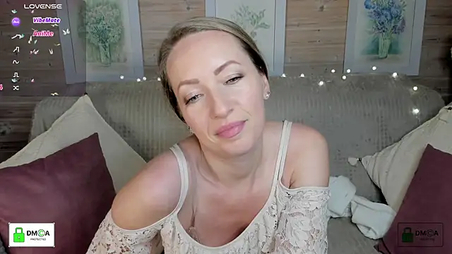 Queenymel online show from 10/22/25, 03:45