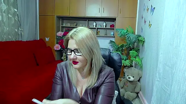 Snapshot of LucilleFenlys chatting on 12/21/24, 12:20 LucilleFenlys online show from 12/21/24, 12:20