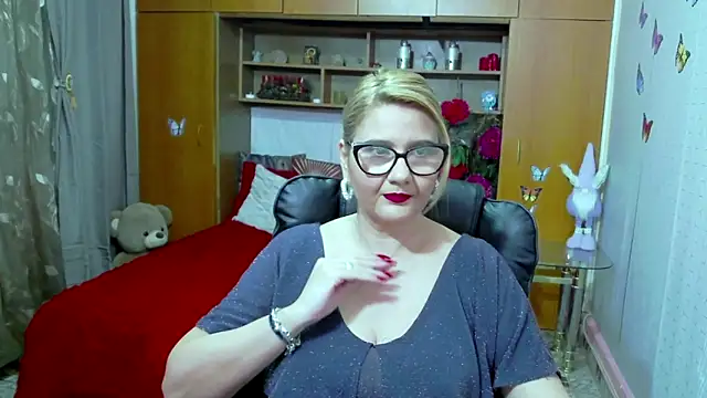 Snapshot of LucilleFenlys chatting on 02/15/25, 10:10 LucilleFenlys online show from 02/15/25, 10:10