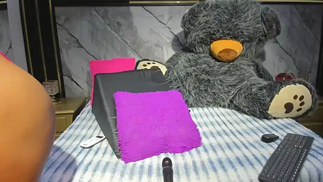 Snapshot of Niyirey1 chatting on 11/13/25, 12:37 Niyirey1 online show from 11/13/25, 12:37