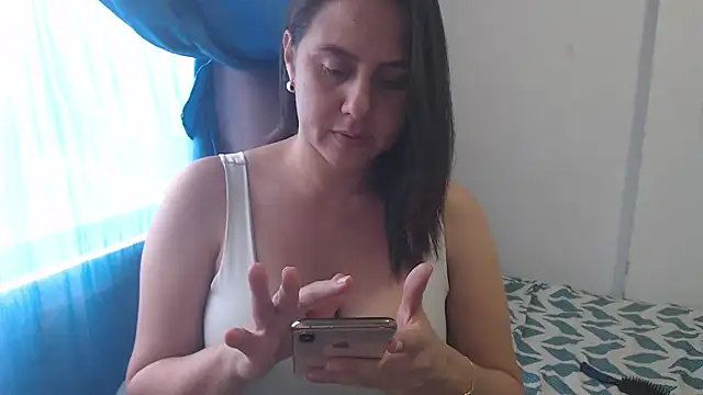 Snapshot of annie_21_ chatting on 09/22/25, 05:15 annie 21 online show from 09/22/25, 05:15