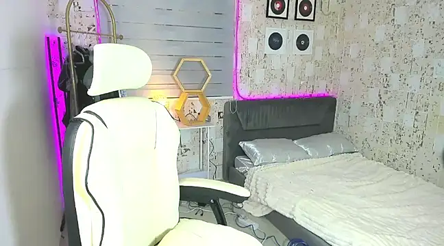 Snapshot of AlexandraMooree chatting on 01/13/25, 02:39 AlexandraMooree online show from 01/13/25, 02:39