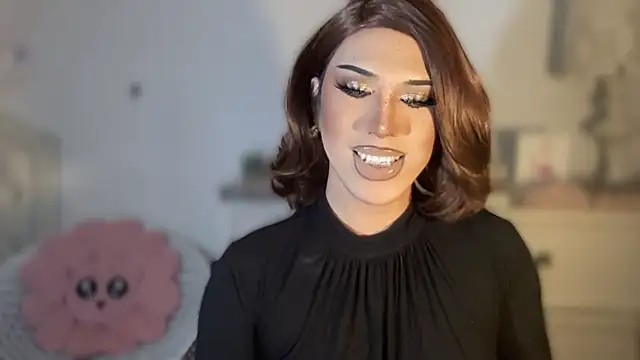 Snapshot of Ts_glamxxxx chatting on 10/15/25, 12:22 Ts glamxxxx online show from 10/15/25, 12:22