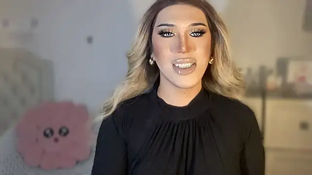 Snapshot of Ts_glamxxxx chatting on 10/18/25, 08:04 Ts glamxxxx online show from 10/18/25, 08:04