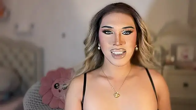 Snapshot of Ts_glamxxxx chatting on 10/28/25, 02:04 Ts glamxxxx online show from 10/28/25, 02:04