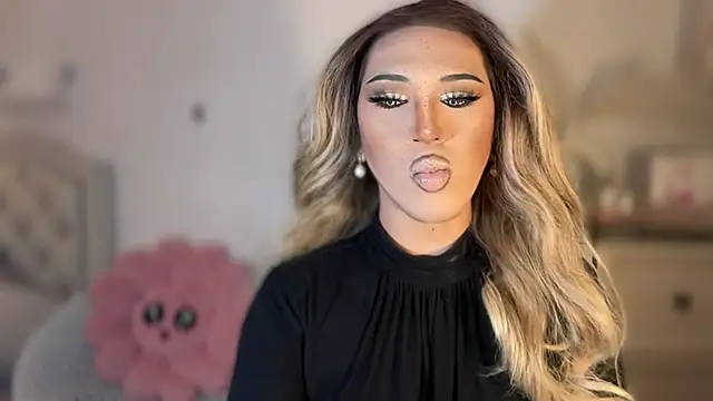 Snapshot of Ts_glamxxxx chatting on 11/06/25, 02:12 Ts glamxxxx online show from 11/06/25, 02:12