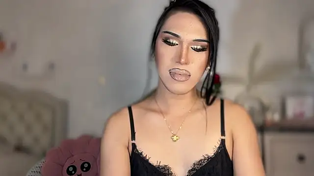 Snapshot of Ts_glamxxxx chatting on 11/08/25, 12:33 Ts glamxxxx online show from 11/08/25, 12:33