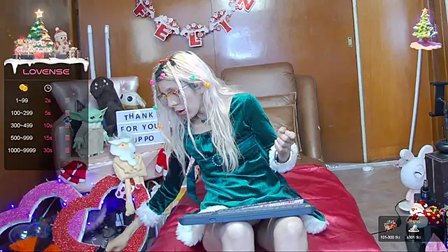 Snapshot of Skinygirl chatting on 12/17/24, 10:11 Skinygirl online show from 12/17/24, 10:11