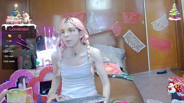 Snapshot of Skinygirl chatting on 02/12/25, 01:19 Skinygirl online show from 02/12/25, 01:19