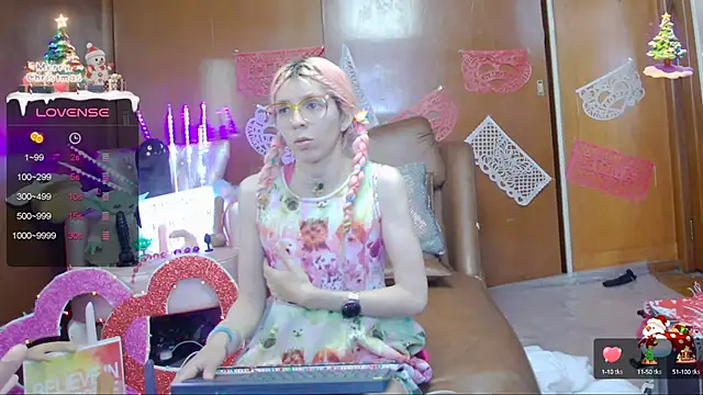 Snapshot of Skinygirl chatting on 02/17/25, 11:53 Skinygirl online show from 02/17/25, 11:53