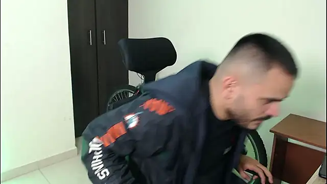 Snapshot of cowboyht chatting on 11/15/25, 07:10 cowboyht online show from 11/15/25, 07:10