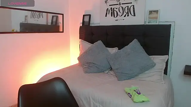 vaness weet online show from 10/10/25, 07:13