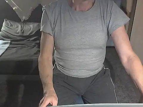 Snapshot of kiam471 chatting on 12/23/24, 07:20 kiam471 online show from 12/23/24, 07:20