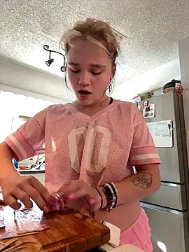 Snapshot of Cutiepiespanks chatting on 10/10/25, 09:14 Cutiepiespanks online show from 10/10/25, 09:14