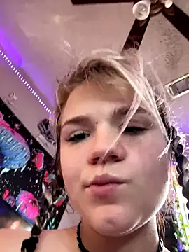 Snapshot of Cutiepiespanks chatting on 11/15/25, 08:16 Cutiepiespanks online show from 11/15/25, 08:16