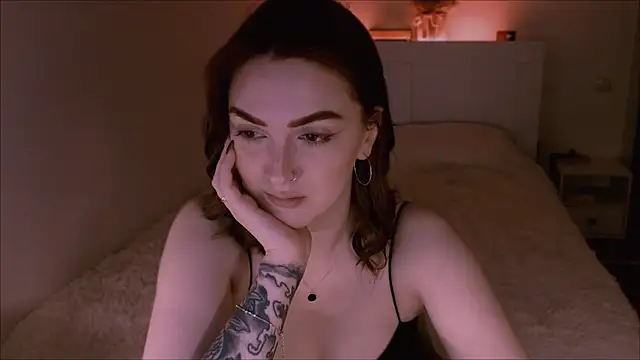 Snapshot of LilyFarey chatting on 02/04/25, 06:49 LilyFarey online show from 02/04/25, 06:49