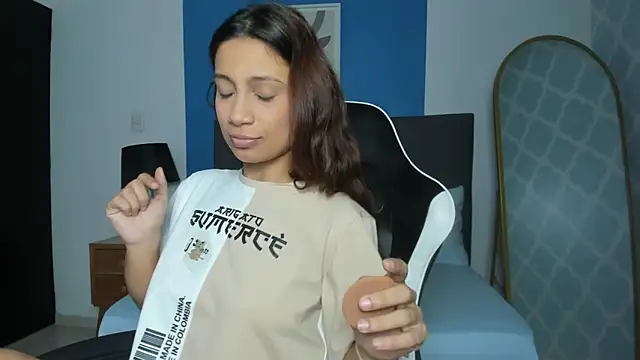 cora 22 online show from 10/03/25, 12:57