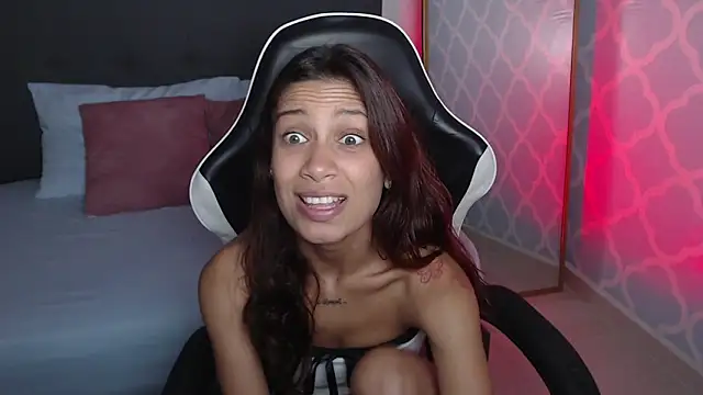 cora 22 online show from 10/10/25, 12:48