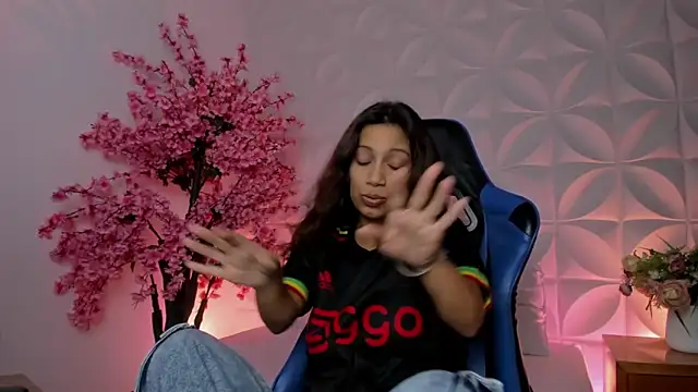 cora 22 online show from 11/11/25, 12:49