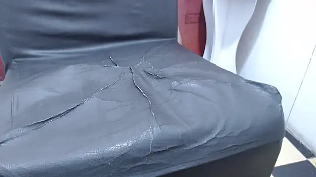 Laura hottt online show from 10/30/25, 02:35