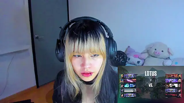 Snapshot of Akane-Mou chatting on 01/20/25, 08:30 Akane-Mou online show from 01/20/25, 08:30