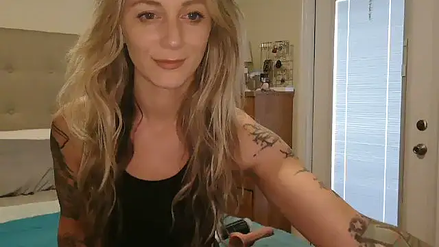 Snapshot of Heyitsmee33 chatting on 10/07/25, 11:29 Heyitsmee33 online show from 10/07/25, 11:29