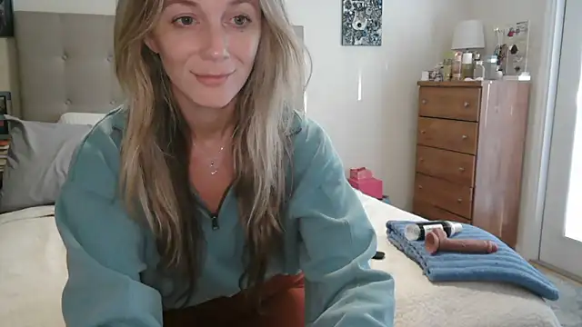 Snapshot of Heyitsmee33 chatting on 11/07/25, 12:27 Heyitsmee33 online show from 11/07/25, 12:27