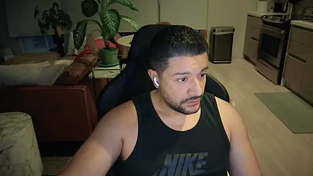 Snapshot of HungandThickLatin chatting on 09/18/25, 01:24 HungandThickLatin online show from 09/18/25, 01:24