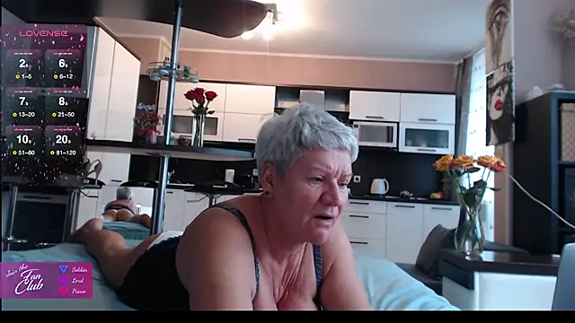 Snapshot of roxana_brooks chatting on 10/31/25, 08:37 roxana brooks online show from 10/31/25, 08:37