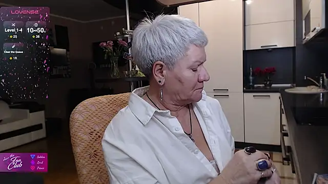 Snapshot of roxana_brooks chatting on 11/18/25, 02:43 roxana brooks online show from 11/18/25, 02:43