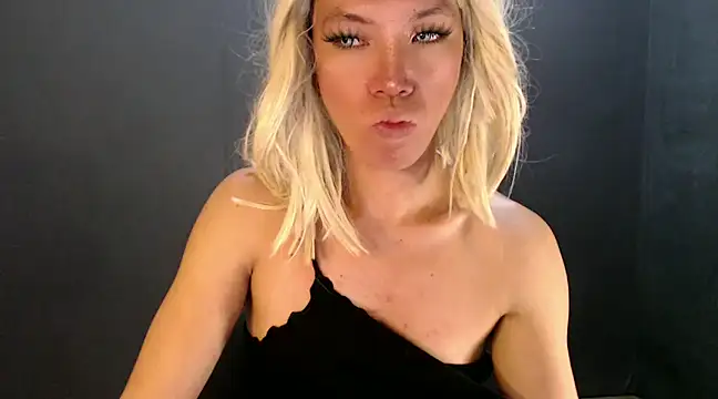 Snapshot of Rhianna_wilson chatting on 01/19/25, 11:10 Rhianna wilson online show from 01/19/25, 11:10
